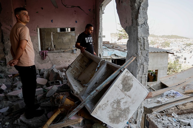 Warga Palestina memeriksa sisa-sisa masjid yang hancur akibat serangan Israel, saat konflik antara Israel dan kelompok Islam Palestina Hamas berlanjut, di Jalur Gaza utara 22 Oktober 2023. Warga Palestina memeriksa sisa-sisa masjid yang hancur akibat serangan Israel, saat konflik antara Israel dan kelompok Islam Palestina Hamas berlanjut, di Jalur Gaza utara 22 Oktober 2023. (REUTERS/Anas al-Shareef)