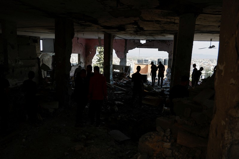 Warga Palestina memeriksa sisa-sisa masjid yang hancur akibat serangan Israel, saat konflik antara Israel dan kelompok Islam Palestina Hamas berlanjut, di Jalur Gaza utara 22 Oktober 2023. (REUTERS/Anas al-Shareef)