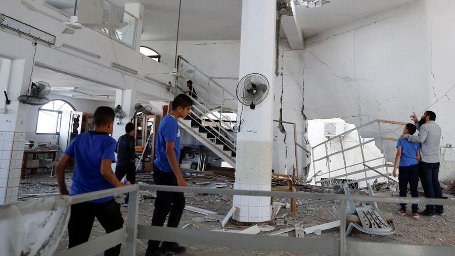 Warga Palestina memeriksa sisa-sisa masjid yang hancur akibat serangan Israel, saat konflik antara Israel dan kelompok Islam Palestina Hamas berlanjut, di Jalur Gaza utara 22 Oktober 2023. (REUTERS/Anas al-Shareef)