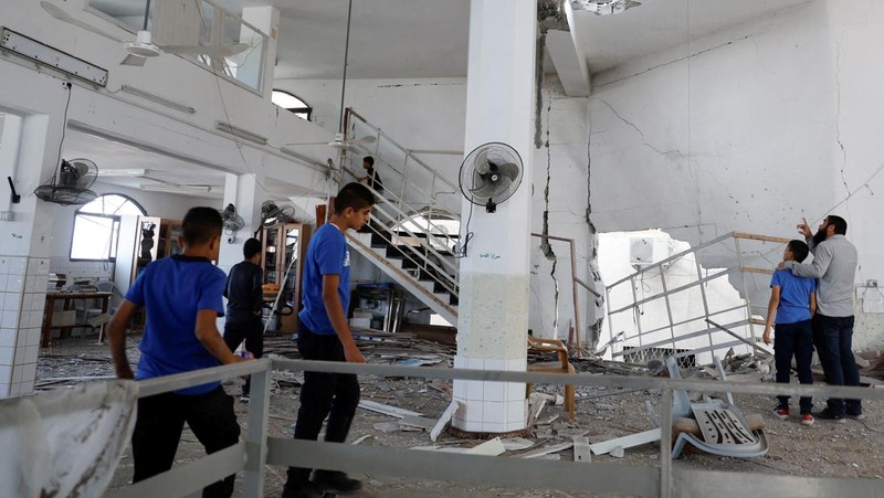 Warga Palestina memeriksa sisa-sisa masjid yang hancur akibat serangan Israel, saat konflik antara Israel dan kelompok Islam Palestina Hamas berlanjut, di Jalur Gaza utara 22 Oktober 2023. (REUTERS/Anas al-Shareef)