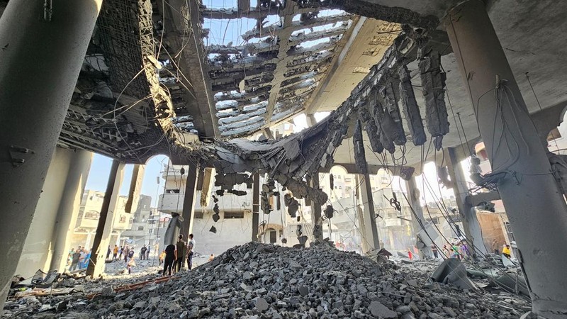 Warga Palestina memeriksa sisa-sisa masjid yang hancur akibat serangan Israel, saat konflik antara Israel dan kelompok Islam Palestina Hamas berlanjut, di Jalur Gaza utara 22 Oktober 2023. (REUTERS/Anas al-Shareef)