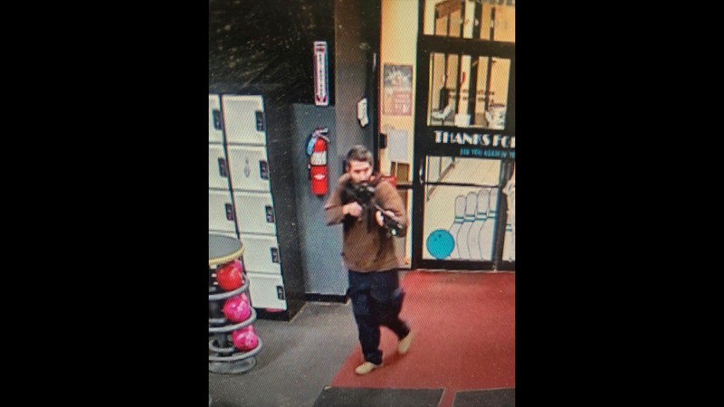 Gambar yang diambil dari video yang dirilis oleh Kantor Sheriff Androscoggin County, seorang pria bersenjata tak dikenal menodongkan pistol saat memasuki Rekreasi Sparetime di Lewiston, Maine, Rabu( (25/10/2023) malam. (Androscoggin County Sheriff's Office via AP)