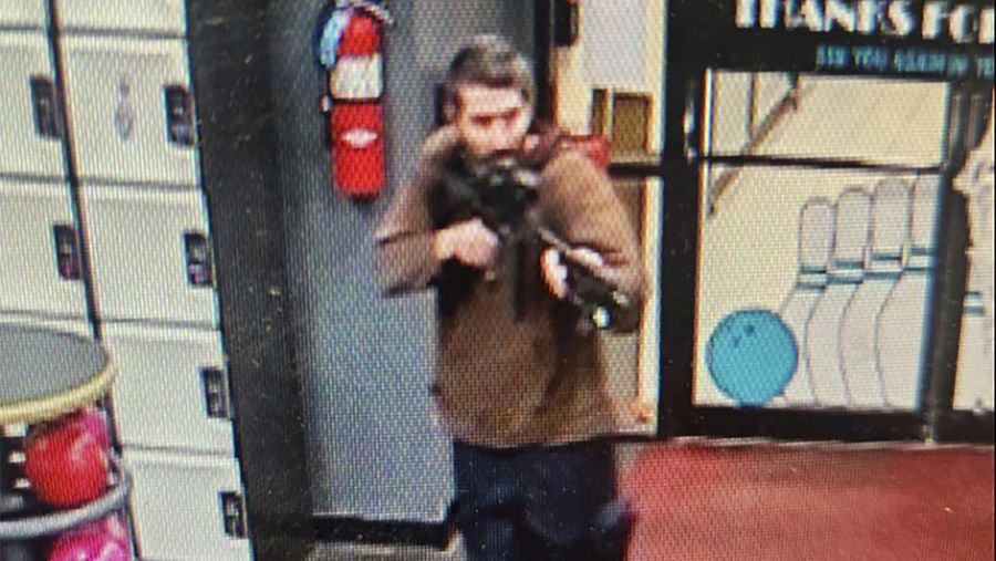 Gambar yang diambil dari video yang dirilis oleh Kantor Sheriff Androscoggin County, seorang pria bersenjata tak dikenal menodongkan pistol saat memasuki Rekreasi Sparetime di Lewiston, Maine, Rabu( (25/10/2023) malam. (Androscoggin County Sheriff's Office via AP)