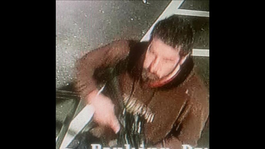 Gambar yang diambil dari video yang dirilis oleh Kantor Sheriff Androscoggin County, seorang pria bersenjata tak dikenal menodongkan pistol saat memasuki Rekreasi Sparetime di Lewiston, Maine, Rabu( (25/10/2023) malam. (Lewiston Maine Police Department via Facebook/Handout via REUTERS)