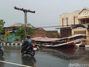 Pohon-Baliho Ambruk Disapu Angin di Klaten, Jalan Jogja-Solo Sempat Macet