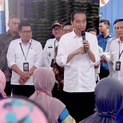 Momen Jokowi Cek Gudang Bulog di Padang & Bagi-bagi BLT