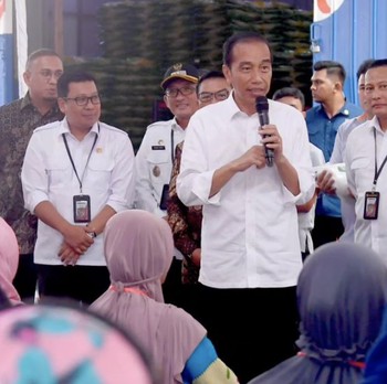 Momen Jokowi Cek Gudang Bulog di Padang & Bagi-bagi BLT