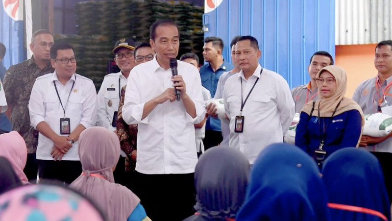 Jokowi berkunjung ke Gudang Bulog Baru Rawang Timur, Kota Padang. (Instagram/Jokowi)