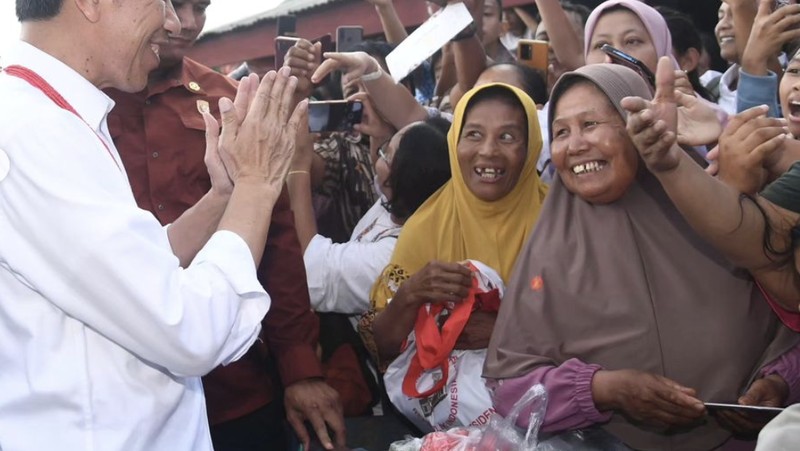 Jokowi berkunjung ke Gudang Bulog Baru Rawang Timur, Kota Padang. (Instagram/Jokowi)