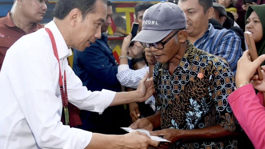 Jokowi berkunjung ke Gudang Bulog Baru Rawang Timur, Kota Padang. (Instagram/Jokowi)