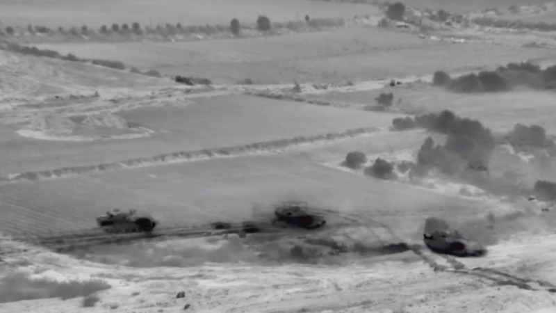 Kendaraan lapis baja Israel mengambil bagian dalam operasi, ketika konflik antara Israel dan Hamas berlanjut, di lokasi yang disebut sebagai Jalur Gaza utara dalam gambar diam yang diambil dari video selebaran yang dirilis pada 26 Oktober 2023. Kendaraan lapis baja Israel mengambil bagian dalam operasi, ketika konflik antara Israel dan Hamas berlanjut, di lokasi yang disebut sebagai Jalur Gaza utara dalam gambar diam yang diambil dari video selebaran yang dirilis pada 26 Oktober 2023. (Israel Defense Forces/Handout via REUTERS)