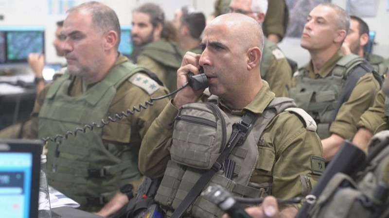 Kendaraan lapis baja Israel mengambil bagian dalam operasi, ketika konflik antara Israel dan Hamas berlanjut, di lokasi yang disebut sebagai Jalur Gaza utara dalam gambar diam yang diambil dari video selebaran yang dirilis pada 26 Oktober 2023. Kendaraan lapis baja Israel mengambil bagian dalam operasi, ketika konflik antara Israel dan Hamas berlanjut, di lokasi yang disebut sebagai Jalur Gaza utara dalam gambar diam yang diambil dari video selebaran yang dirilis pada 26 Oktober 2023. (Israel Defense Forces/Handout via REUTERS)