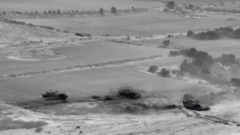 Kendaraan lapis baja Israel mengambil bagian dalam operasi, ketika konflik antara Israel dan Hamas berlanjut, di lokasi yang disebut sebagai Jalur Gaza utara dalam gambar diam yang diambil dari video selebaran yang dirilis pada 26 Oktober 2023. (Israel Defense Forces/Handout via REUTERS)
