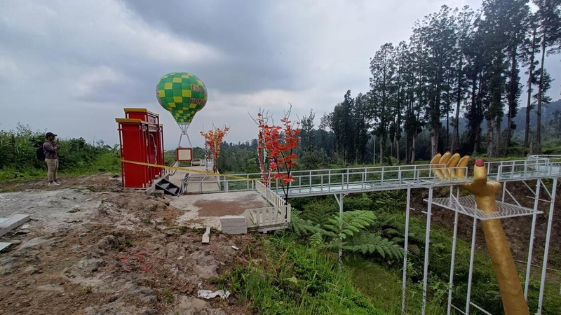 Kondisi jembatan kaca yang pecah dan menyebabkan 1 wisatawan tewas dan 1 luka di lokasi wisata The Geong Hutan Pinus Limpakuwus, Kabupaten Banyumas, Rabu (25/10/2023). (Anang Firmansyah/detikJateng)