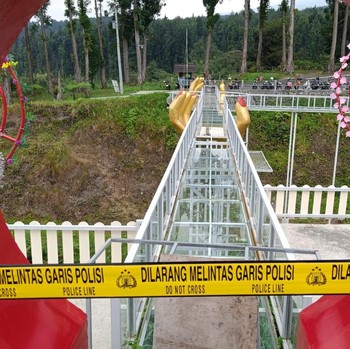 Ngeri! Jembatan Kaca Banyumas Pecah, Satu Wisatawan Tewas