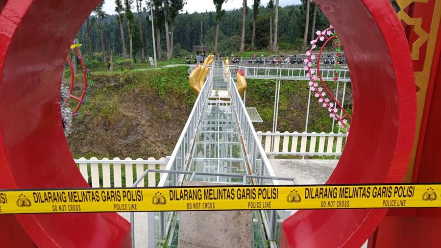Kondisi jembatan kaca yang pecah dan menyebabkan 1 wisatawan tewas dan 1 luka di lokasi wisata The Geong Hutan Pinus Limpakuwus, Kabupaten Banyumas, Rabu (25/10/2023). (Anang Firmansyah/detikJateng)