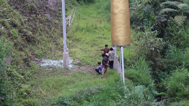 Kondisi jembatan kaca yang pecah dan menyebabkan 1 wisatawan tewas dan 1 luka di lokasi wisata The Geong Hutan Pinus Limpakuwus, Kabupaten Banyumas, Rabu (25/10/2023). (Anang Firmansyah/detikJateng)