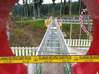 Ngeri! Jembatan Kaca Banyumas Pecah, Satu Wisatawan Tewas