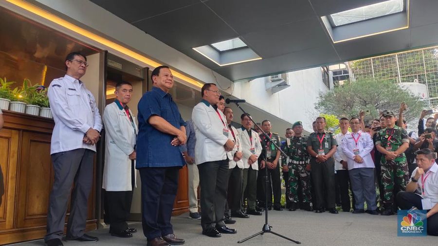 Konferensi Pers Bakal Calon Presiden Prabowo Subianto usai melaksanakan tes kesehatan di Rumah Sakit Rumah Sakit Pusat Angkatan (RSPAD) Gatot Soebroto Jakarta Pusat pada Kamis (26/10/2023). (CNBC Indonesia/Rosseno Aji Nugroho)