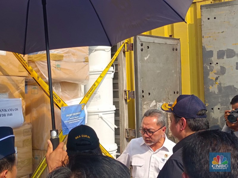 Menteri Keuangan Sri Mulyani, Menteri Koordinator Perekonomian Airlangga Hartarto, dan Menteri Perdagangan Zulkifli Hasan saat menhadiri Hasil Operasi Penegakan Hukum Gabungan BARESKRIM POLRI, Ditjen Bea dan Cukai Kemenkeu, dan Ditjen PKTN Kemendag. Menteri Keuangan Sri Mulyani, Menteri Koordinator Perekonomian Airlangga Hartarto, dan Menteri Perdagangan Zulkifli Hasan saat menhadiri Hasil Operasi Penegakan Hukum Gabungan BARESKRIM POLRI, Ditjen Bea dan Cukai Kemenkeu, dan Ditjen PKTN Kemendag. (CNBC Indonesia/Martyasari Rizky)