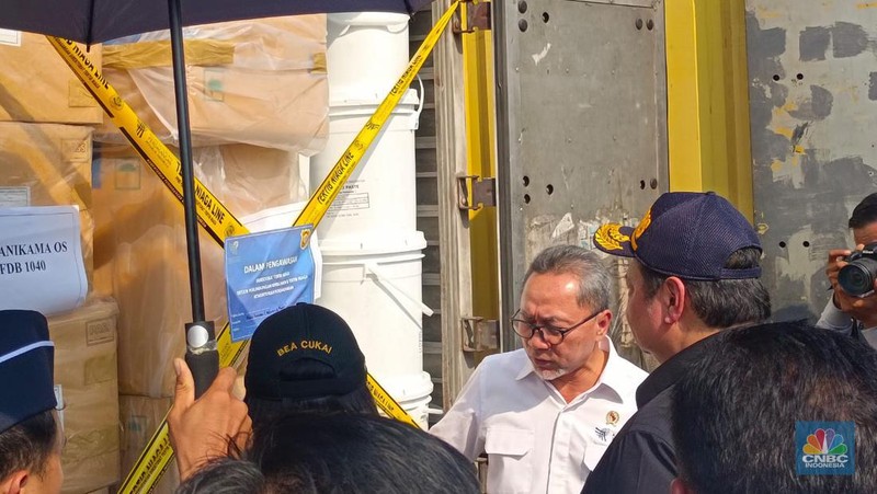 Menteri Keuangan Sri Mulyani, Menteri Koordinator Perekonomian Airlangga Hartarto, dan Menteri Perdagangan Zulkifli Hasan saat menhadiri Hasil Operasi Penegakan Hukum Gabungan BARESKRIM POLRI, Ditjen Bea dan Cukai Kemenkeu, dan Ditjen PKTN Kemendag. (CNBC Indonesia/Martyasari Rizky)