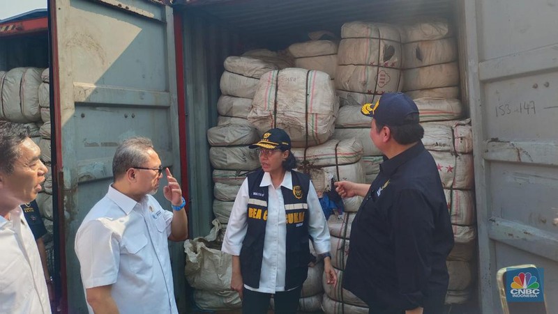Menteri Keuangan Sri Mulyani, Menteri Koordinator Perekonomian Airlangga Hartarto, dan Menteri Perdagangan Zulkifli Hasan saat menhadiri Hasil Operasi Penegakan Hukum Gabungan BARESKRIM POLRI, Ditjen Bea dan Cukai Kemenkeu, dan Ditjen PKTN Kemendag. (CNBC Indonesia/Martyasari Rizky)