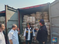 Pemerintah Musnahkan 634 Bal Pakaian Bekas Impor