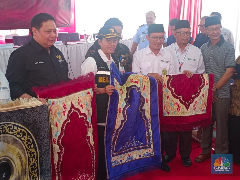 Menteri Keuangan Sri Mulyani, Menteri Koordinator Perekonomian Airlangga Hartarto, dan Menteri Perdagangan Zulkifli Hasan saat menhadiri Hasil Operasi Penegakan Hukum Gabungan BARESKRIM POLRI, Ditjen Bea dan Cukai Kemenkeu, dan Ditjen PKTN Kemendag. Menteri Keuangan Sri Mulyani, Menteri Koordinator Perekonomian Airlangga Hartarto, dan Menteri Perdagangan Zulkifli Hasan saat menhadiri Hasil Operasi Penegakan Hukum Gabungan BARESKRIM POLRI, Ditjen Bea dan Cukai Kemenkeu, dan Ditjen PKTN Kemendag. (CNBC Indonesia/Martyasari Rizky)