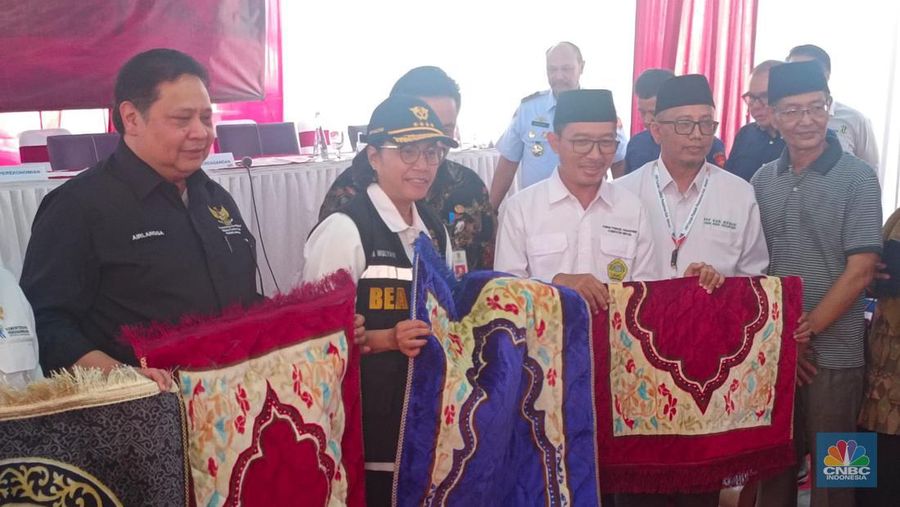Menteri Keuangan Sri Mulyani, Menteri Koordinator Perekonomian Airlangga Hartarto, dan Menteri Perdagangan Zulkifli Hasan saat menhadiri Hasil Operasi Penegakan Hukum Gabungan BARESKRIM POLRI, Ditjen Bea dan Cukai Kemenkeu, dan Ditjen PKTN Kemendag. (CNBC Indonesia/Martyasari Rizky)