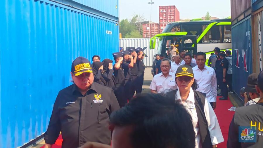Menteri Keuangan Sri Mulyani, Menteri Koordinator Perekonomian Airlangga Hartarto, dan Menteri Perdagangan Zulkifli Hasan saat menhadiri Hasil Operasi Penegakan Hukum Gabungan BARESKRIM POLRI, Ditjen Bea dan Cukai Kemenkeu, dan Ditjen PKTN Kemendag. (CNBC Indonesia/Martyasari Rizky)