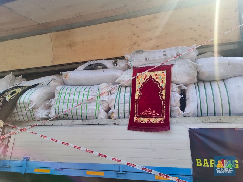 Menteri Keuangan Sri Mulyani, Menteri Koordinator Perekonomian Airlangga Hartarto, dan Menteri Perdagangan Zulkifli Hasan saat menhadiri Hasil Operasi Penegakan Hukum Gabungan BARESKRIM POLRI, Ditjen Bea dan Cukai Kemenkeu, dan Ditjen PKTN Kemendag. Menteri Keuangan Sri Mulyani, Menteri Koordinator Perekonomian Airlangga Hartarto, dan Menteri Perdagangan Zulkifli Hasan saat menhadiri Hasil Operasi Penegakan Hukum Gabungan BARESKRIM POLRI, Ditjen Bea dan Cukai Kemenkeu, dan Ditjen PKTN Kemendag. (CNBC Indonesia/Martyasari Rizky)
