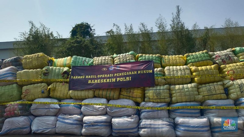 Menteri Keuangan Sri Mulyani, Menteri Koordinator Perekonomian Airlangga Hartarto, dan Menteri Perdagangan Zulkifli Hasan saat menhadiri Hasil Operasi Penegakan Hukum Gabungan BARESKRIM POLRI, Ditjen Bea dan Cukai Kemenkeu, dan Ditjen PKTN Kemendag. (CNBC Indonesia/Martyasari Rizky)