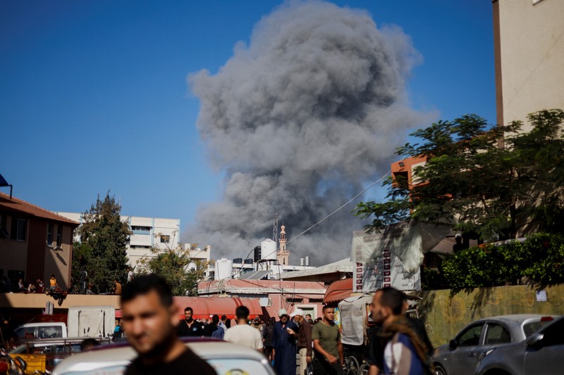 Warga Palestina bereaksi di lokasi serangan Israel terhadap rumah-rumah, ketika konflik antara Israel dan kelompok Islam Palestina Hamas berlanjut, di Khan Younis di selatan Jalur Gaza, 26 Oktober 2023. (REUTERS/Mohammed Salem)