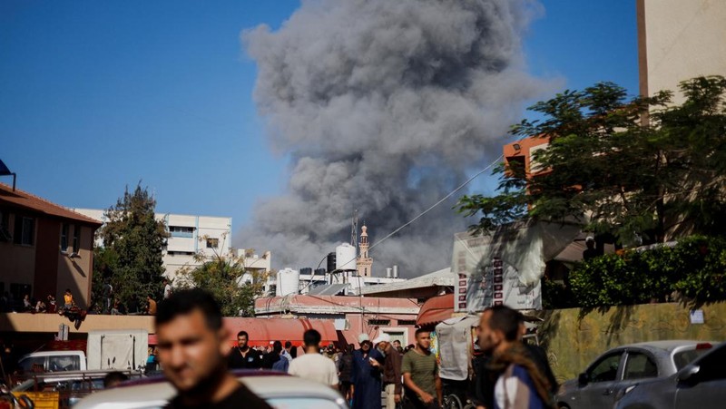 Warga Palestina bereaksi di lokasi serangan Israel terhadap rumah-rumah, ketika konflik antara Israel dan kelompok Islam Palestina Hamas berlanjut, di Khan Younis di selatan Jalur Gaza, 26 Oktober 2023. (REUTERS/Mohammed Salem)