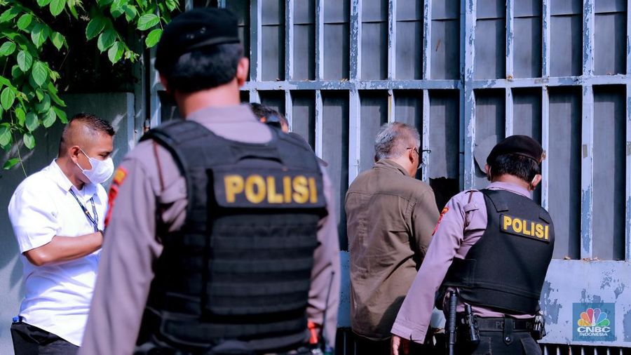 Penyidik Ditreskrimsus Polda Metro Jaya usai menggeledah salah satu kediaman Ketua KPK  di kawasan Jalan Kertanegara, Jakarta, Kamis (26/10). (CNBC Indonesia/Muhammad Sabki)