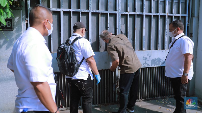 Penyidik Ditreskrimsus Polda Metro Jaya usai menggeledah salah satu kediaman Ketua KPK di kawasan Jalan Kertanegara, Jakarta, Kamis (26/10). Penyidik Ditreskrimsus Polda Metro Jaya usai menggeledah salah satu kediaman Ketua KPK di kawasan Jalan Kertanegara, Jakarta, Kamis (26/10). (CNBC Indonesia/Muhammad Sabki)