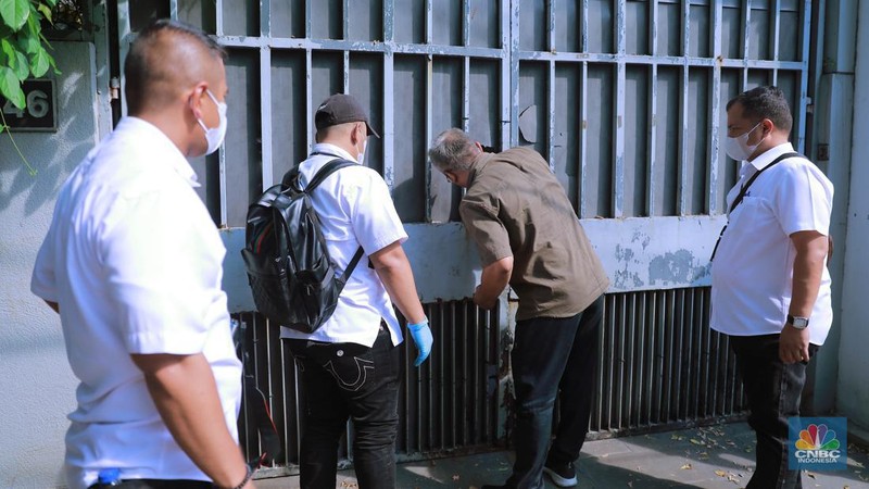 Penyidik Ditreskrimsus Polda Metro Jaya usai menggeledah salah satu kediaman Ketua KPK  di kawasan Jalan Kertanegara, Jakarta, Kamis (26/10). (CNBC Indonesia/Muhammad Sabki)