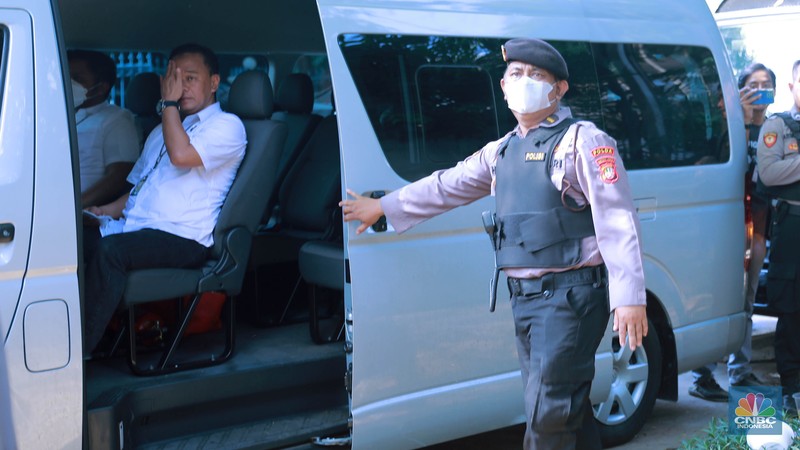 Penyidik Ditreskrimsus Polda Metro Jaya usai menggeledah salah satu kediaman Ketua KPK di kawasan Jalan Kertanegara, Jakarta, Kamis (26/10). Penyidik Ditreskrimsus Polda Metro Jaya usai menggeledah salah satu kediaman Ketua KPK di kawasan Jalan Kertanegara, Jakarta, Kamis (26/10). (CNBC Indonesia/Muhammad Sabki)