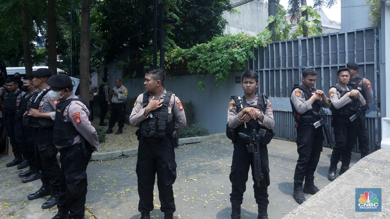 Penyidik Ditreskrimsus Polda Metro Jaya usai menggeledah salah satu kediaman Ketua KPK  di kawasan Jalan Kertanegara, Jakarta, Kamis (26/10). (CNBC Indonesia/Muhammad Sabki)