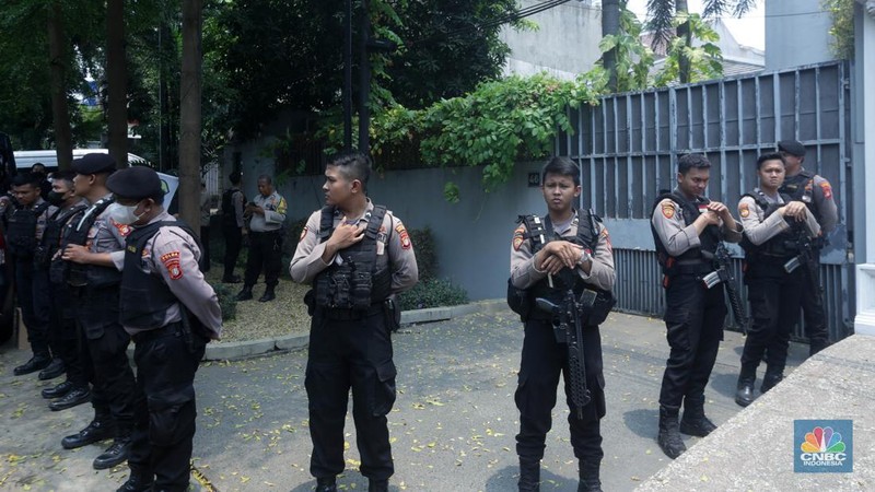 Penyidik Ditreskrimsus Polda Metro Jaya usai menggeledah salah satu kediaman Ketua KPK  di kawasan Jalan Kertanegara, Jakarta, Kamis (26/10). (CNBC Indonesia/Muhammad Sabki)
