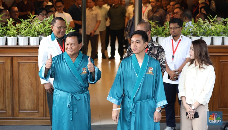 Psangan bakal capres-cawapres Prabowo Subianto dan Gobran Rakabuming Raka bersiap untuk menjalani tes kesehatan di RSPAD Gatot Soebroto, Jakarta, Kamis (26/10/2023). (CNBC Indonesia/Tri Susilo) Psangan bakal capres-cawapres Prabowo Subianto dan Gobran Rakabuming Raka bersiap untuk menjalani tes kesehatan di RSPAD Gatot Soebroto, Jakarta, Kamis (26/10/2023). (CNBC Indonesia/Tri Susilo)