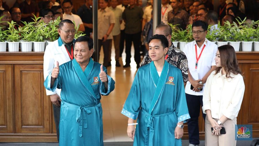 Psangan bakal capres-cawapres Prabowo Subianto dan Gobran Rakabuming Raka bersiap untuk menjalani tes kesehatan di RSPAD Gatot Soebroto, Jakarta, Kamis (26/10/2023). (CNBC Indonesia/Tri Susilo)
