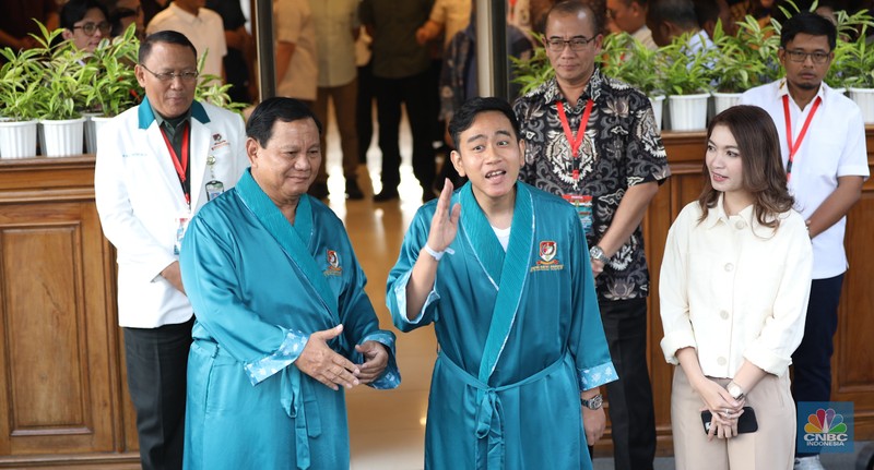 Psangan bakal capres-cawapres Prabowo Subianto dan Gobran Rakabuming Raka bersiap untuk menjalani tes kesehatan di RSPAD Gatot Soebroto, Jakarta, Kamis (26/10/2023). (CNBC Indonesia/Tri Susilo) Psangan bakal capres-cawapres Prabowo Subianto dan Gobran Rakabuming Raka bersiap untuk menjalani tes kesehatan di RSPAD Gatot Soebroto, Jakarta, Kamis (26/10/2023). (CNBC Indonesia/Tri Susilo)