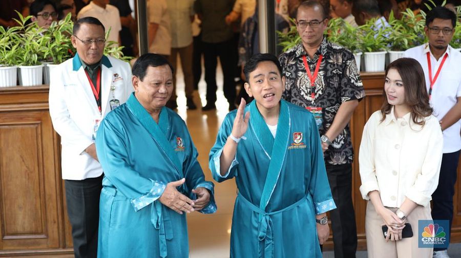 Pasangan bakal capres-cawapres Prabowo Subianto dan Gibran Rakabuming Raka bersiap untuk menjalani tes kesehatan di RSPAD Gatot Soebroto, Jakarta, Kamis (26/10/2023). (CNBC Indonesia/Tri Susilo)