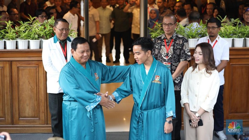 Psangan bakal capres-cawapres Prabowo Subianto dan Gobran Rakabuming Raka bersiap untuk menjalani tes kesehatan di RSPAD Gatot Soebroto, Jakarta, Kamis (26/10/2023). (CNBC Indonesia/Tri Susilo)