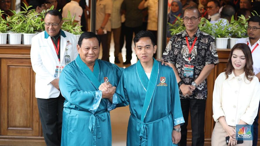 Psangan bakal capres-cawapres Prabowo Subianto dan Gobran Rakabuming Raka bersiap untuk menjalani tes kesehatan di RSPAD Gatot Soebroto, Jakarta, Kamis (26/10/2023). (CNBC Indonesia/Tri Susilo)