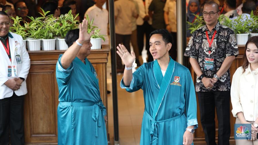 Psangan bakal capres-cawapres Prabowo Subianto dan Gobran Rakabuming Raka bersiap untuk menjalani tes kesehatan di RSPAD Gatot Soebroto, Jakarta, Kamis (26/10/2023). (CNBC Indonesia/Tri Susilo)
