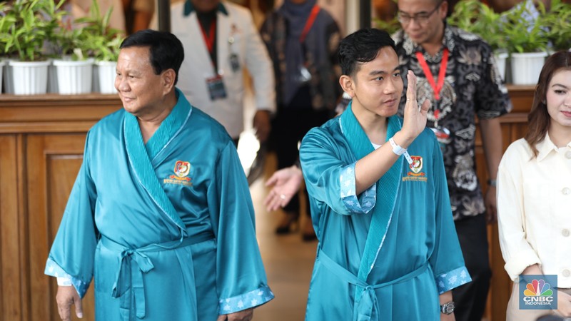 Psangan bakal capres-cawapres Prabowo Subianto dan Gobran Rakabuming Raka bersiap untuk menjalani tes kesehatan di RSPAD Gatot Soebroto, Jakarta, Kamis (26/10/2023). (CNBC Indonesia/Tri Susilo) Psangan bakal capres-cawapres Prabowo Subianto dan Gobran Rakabuming Raka bersiap untuk menjalani tes kesehatan di RSPAD Gatot Soebroto, Jakarta, Kamis (26/10/2023). (CNBC Indonesia/Tri Susilo)