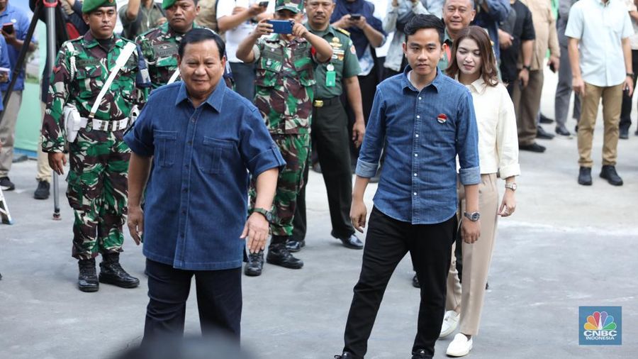 Pasangan bakal capres-cawapres Prabowo Subianto dan Gibran Rakabuming Raka tiba untuk menjalani tes kesehatan di RSPAD Gatot Soebroto, Jakarta, Kamis (26/10/2023). (CNBC Indonesia/Tri Susilo)