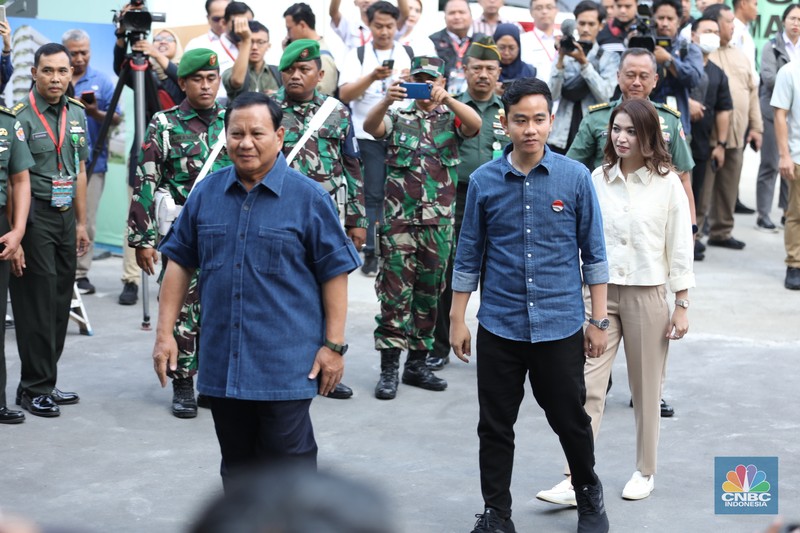 Psangan bakal capres-cawapres Prabowo Subianto dan Gobran Rakabuming Raka bersiap untuk menjalani tes kesehatan di RSPAD Gatot Soebroto, Jakarta, Kamis (26/10/2023). (CNBC Indonesia/Tri Susilo)